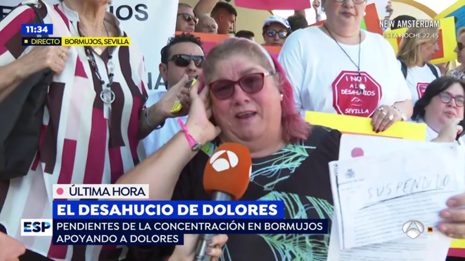 El emotivo momento en el que le comunican a una mujer discapacitada que paralizan su desahucio