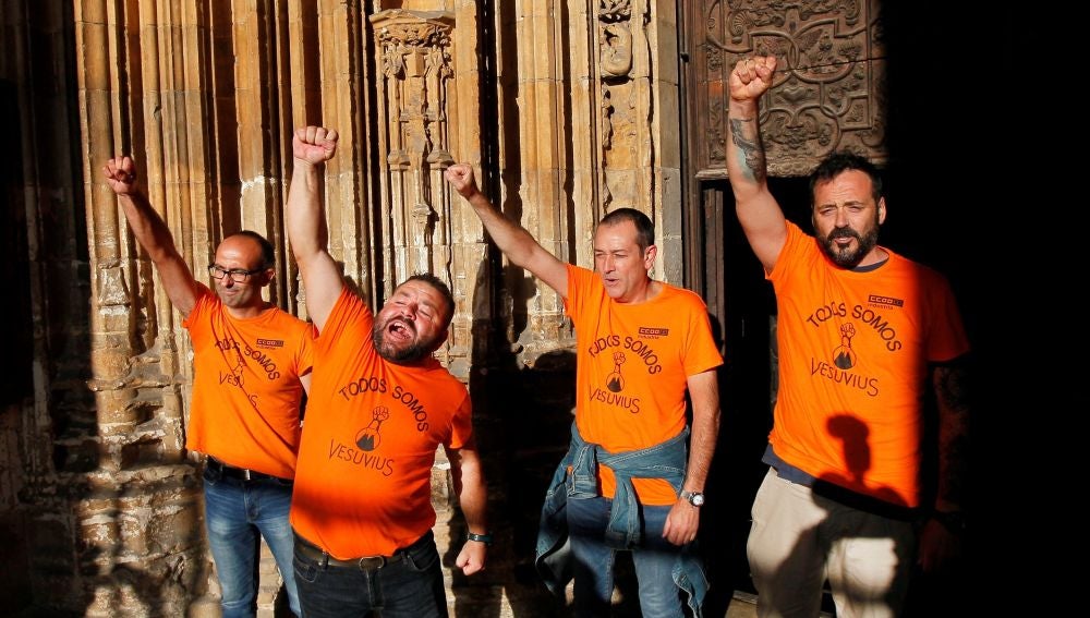 Trabajadores de Vesivius encerrados en la Catedral de Oviedo