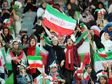 Mujeres iraníes en la grada del Irán-Camboya Mujeres iraníes en la grada del Irán-Camboya