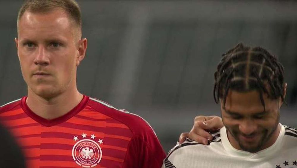 Gnabry se ríe durante el minuto de silencio