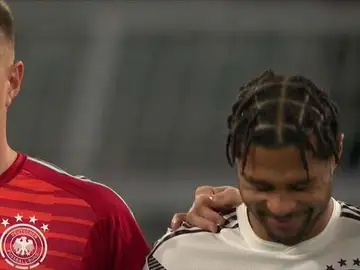 Gnabry se ríe durante el minuto de silencio Gnabry se ríe durante el minuto de silencio