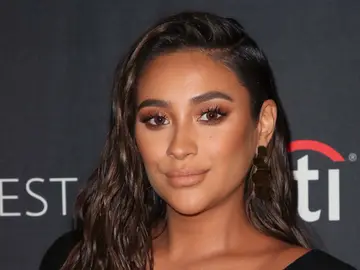 Shay Mitchell en una de sus últimas apariciones públicas Shay Mitchell en una de sus últimas apariciones públicas