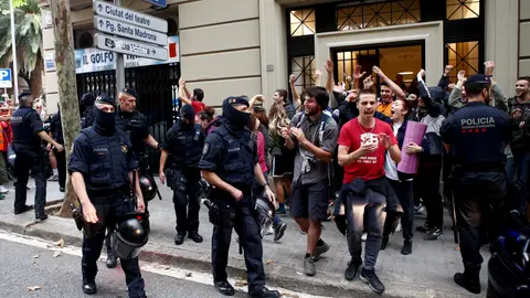 Desalojo de seis familias en Barcelona Desalojo de seis familias en Barcelona