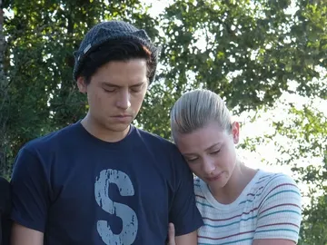 Lili Reinhart y Cole Sprouse en 'Riverdale' Lili Reinhart y Cole Sprouse en 'Riverdale'