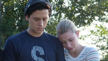 Lili Reinhart y Cole Sprouse en 'Riverdale'
