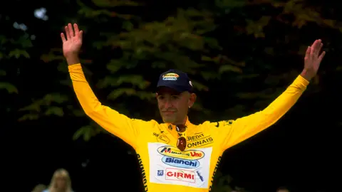 Marco Pantani alzando las manos Marco Pantani alzando las manos