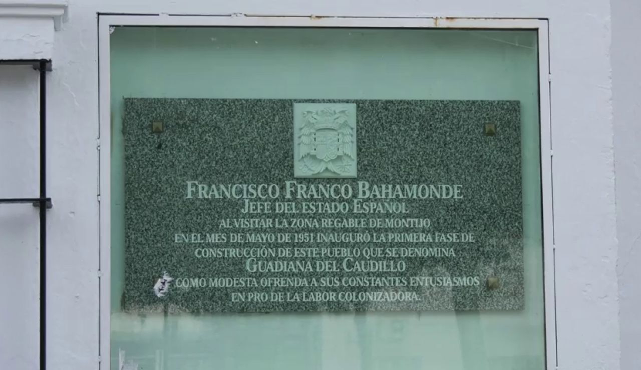Guadiana del Caudillo (Badajoz) retira la placa a Francisco Franco y acaba con los símbolos franquistas Guadiana del Caudillo (Badajoz) retira la placa a Francisco Franco y acaba con los símbolos franquistas