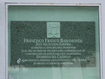  Guadiana del Caudillo (Badajoz) retira la placa a Francisco Franco y acaba con los símbolos franquistas
