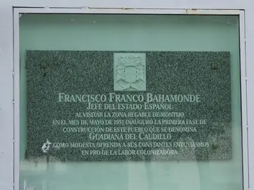 Guadiana del Caudillo (Badajoz) retira la placa a Francisco Franco y acaba con los símbolos franquistas Guadiana del Caudillo (Badajoz) retira la placa a Francisco Franco y acaba con los símbolos franquistas