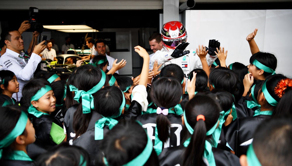 Lewis Hamilton saluda a aficionados japoneses en Suzuka