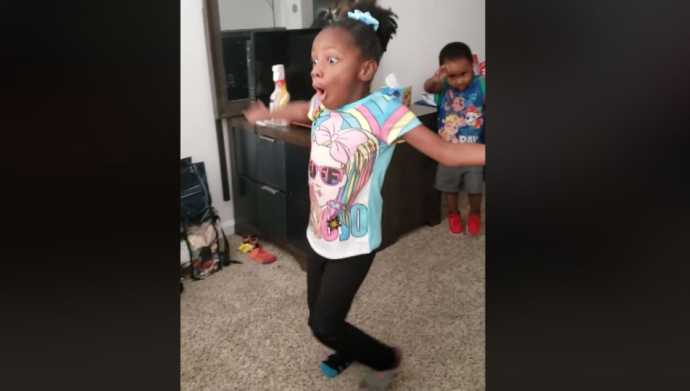 La niña con parálisis cerebral andando sola