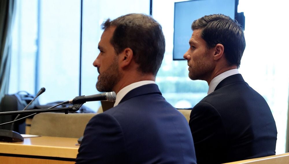Xabi Alonso, a la derecha, sentado en el banquillo de la Audiencia Provincial