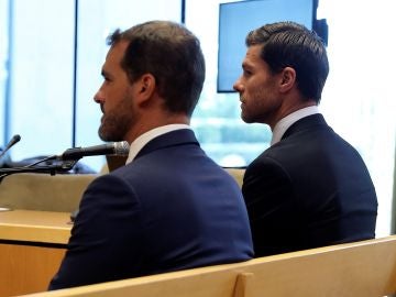 Xabi Alonso, a la derecha, sentado en el banquillo de la Audiencia Provincial