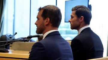 Xabi Alonso, a la derecha, sentado en el banquillo de la Audiencia Provincial