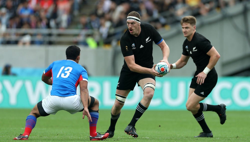 Brodie Retallick juega un balón en un partido de Nueva Zelanda en el Mundial de Rugby de Japón
