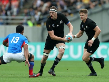 Brodie Retallick juega un balón en un partido de Nueva Zelanda en el Mundial de Rugby de Japón