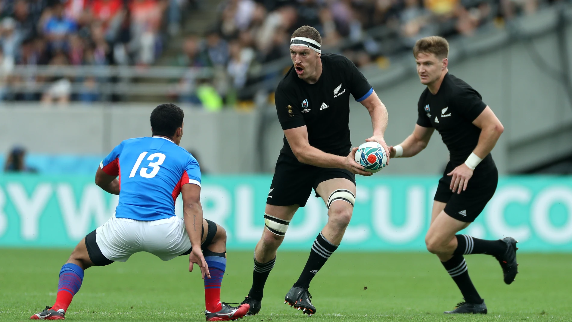 Brodie Retallick juega un balón en un partido de Nueva Zelanda en el Mundial de Rugby de Japón Brodie Retallick juega un balón en un partido de Nueva Zelanda en el Mundial de Rugby de Japón