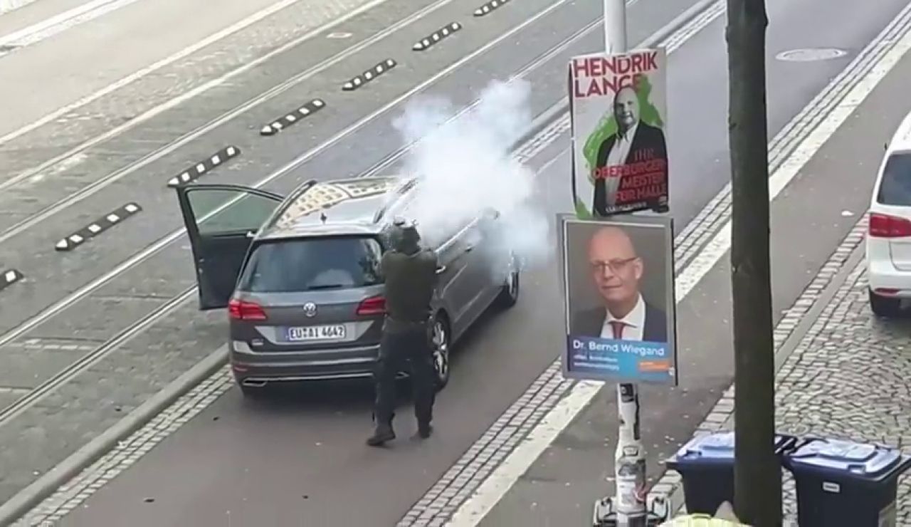 El detenido es un joven neonazi que retransmitió en directo el momento en el que mató a dos judíos en Alemania El detenido es un joven neonazi que retransmitió en directo el momento en el que mató a dos judíos en Alemania