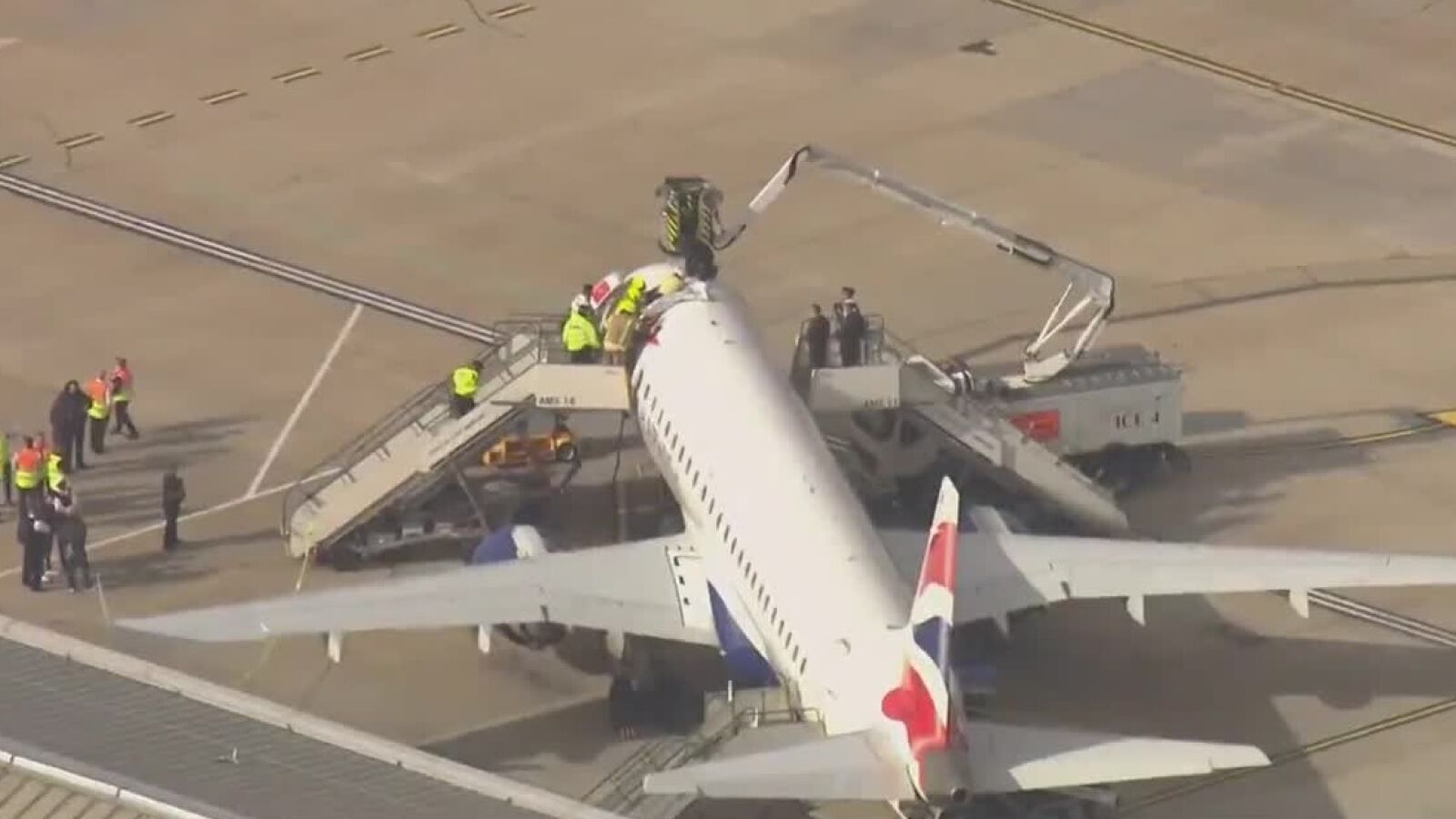 Un activista contra el cambio climático se sube al techo de un avión en una protesta en el aeropuerto de Londres