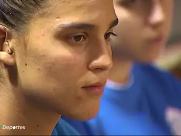 Obligan a Candela Soria, jugadora del Ourense Envialia de fútbol sala, a competir sin su audífono Obligan a Candela Soria, jugadora del Ourense Envialia de fútbol sala, a competir sin su audífono