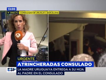 Madre atrincherada con su hija en la embajada de Uruguay