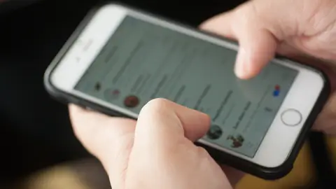 Un hombre muestra un vídeo manteniendo relaciones sexuales sin consentimiento Un hombre muestra un vídeo manteniendo relaciones sexuales sin consentimiento