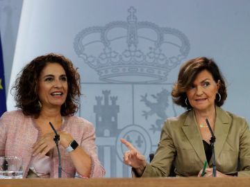 María Jesús Montero y Carmen Calvo, en la rueda de prensa del Consejo de Ministros