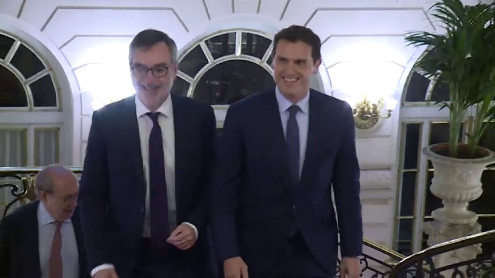 Rivera propone un pacto a PSOE y PP para evitar el desbloqueo... que Iglesias interpreta como de gobierno 