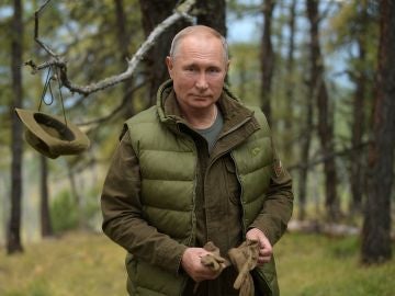 Vladimir Putin, andando por el bosque