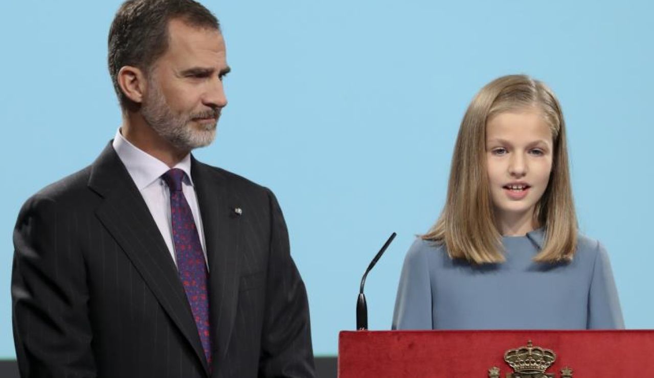 La princesa Leonor durante un discurso con el Rey junto a ella La princesa Leonor durante un discurso con el Rey junto a ella