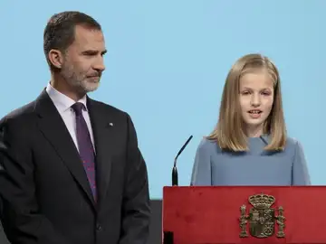 La princesa Leonor durante un discurso con el Rey junto a ella La princesa Leonor durante un discurso con el Rey junto a ella