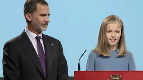La princesa Leonor durante un discurso con el Rey junto a ella La princesa Leonor durante un discurso con el Rey junto a ella