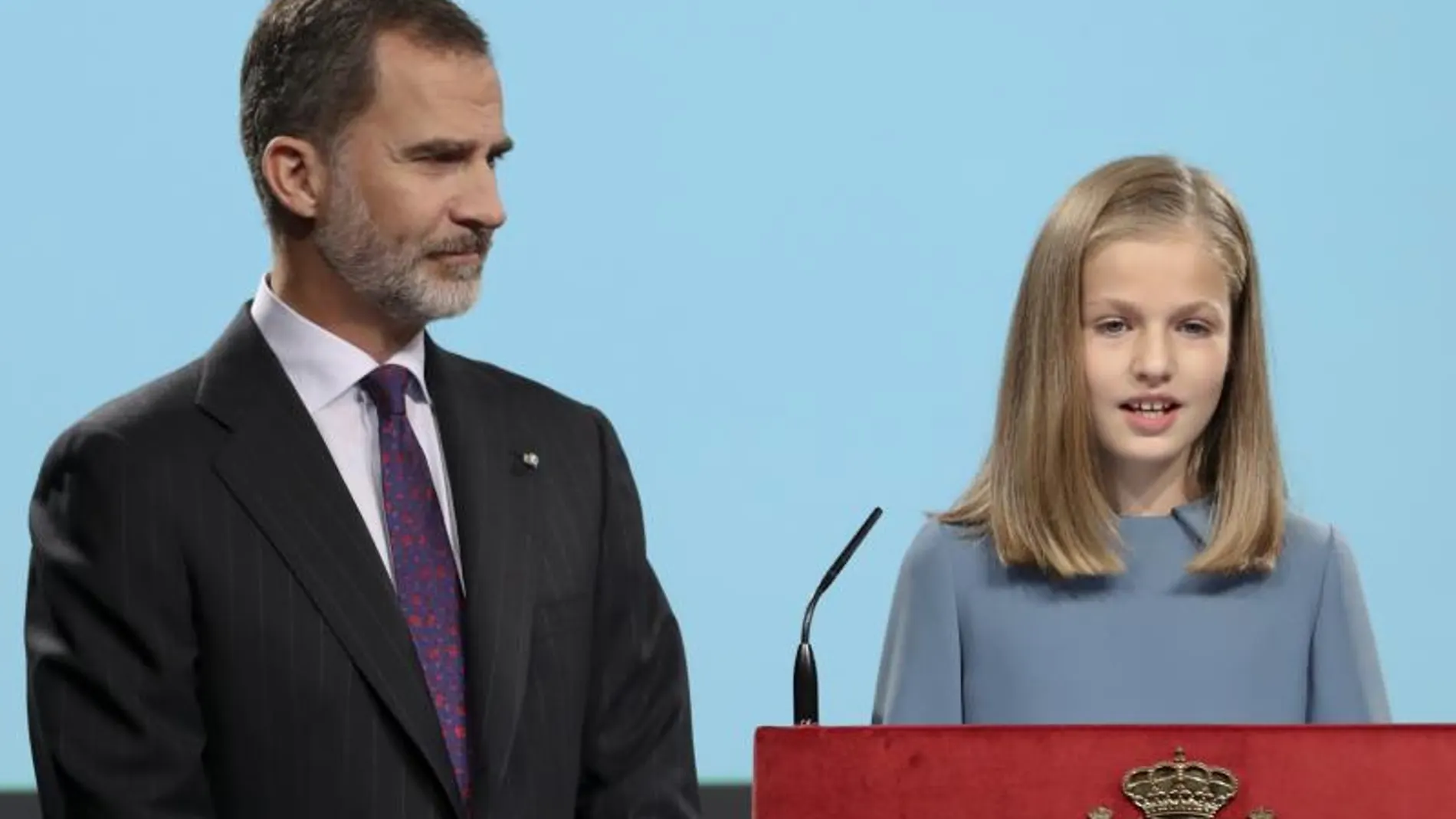 La princesa Leonor durante un discurso con el Rey junto a ella La princesa Leonor durante un discurso con el Rey junto a ella