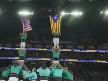 Momento en el que se muestra la estelada Momento en el que se muestra la estelada