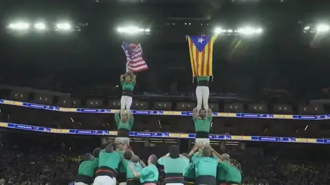 Momento en el que se muestra la estelada Momento en el que se muestra la estelada