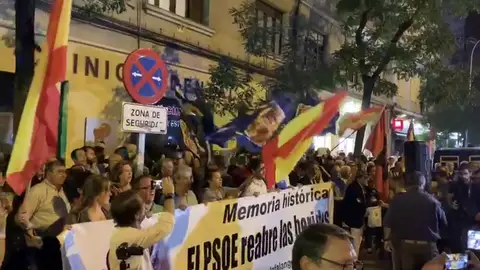 Concentración en Ferraz contra la exhumación de Franco Concentración en Ferraz contra la exhumación de Franco