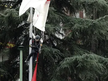 El paracaidista que ha chocado contra la farola El paracaidista que ha chocado contra la farola