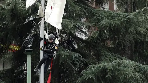 El paracaidista que ha chocado contra la farola El paracaidista que ha chocado contra la farola