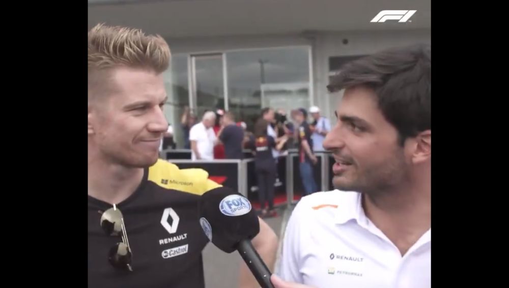 Nico Hulkenberg y Carlos Sainz conversan en Suzuka