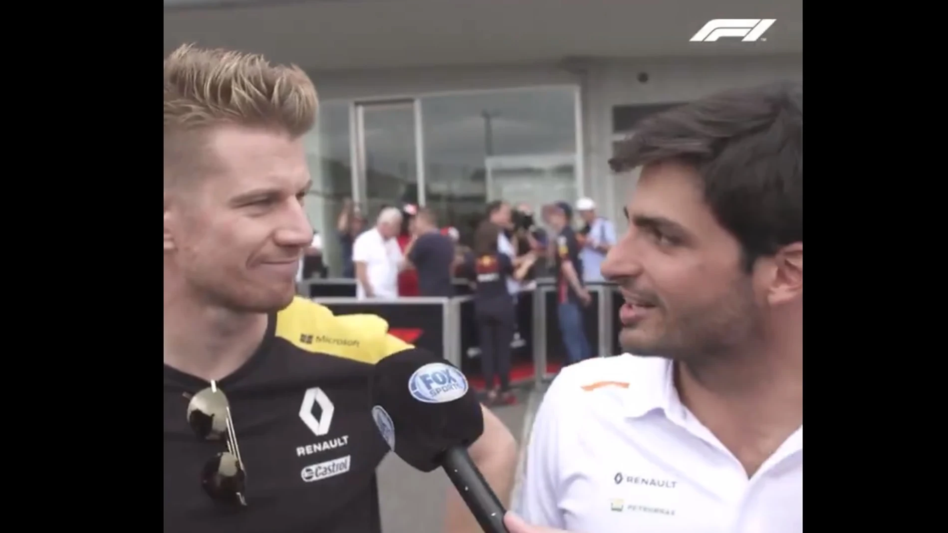 Nico Hulkenberg y Carlos Sainz conversan en Suzuka Nico Hulkenberg y Carlos Sainz conversan en Suzuka