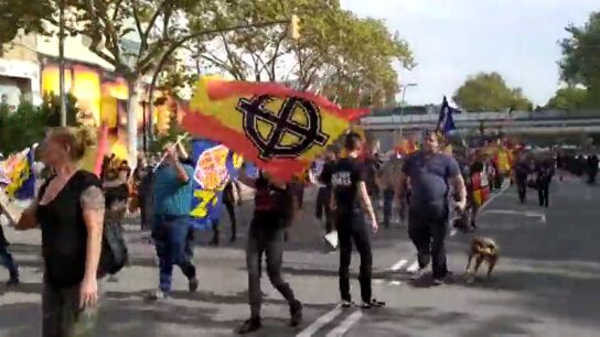 Simpatizantes de la Falange se manifiestan en Barcelona por el D&iacute;a de la Hispanidad
