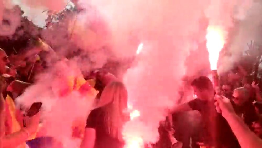 Simpatizantes de La Falange queman esteladas en una manifestación por el Día de la Hispanidad