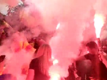 Simpatizantes de La Falange queman esteladas en una manifestación por el Día de la Hispanidad