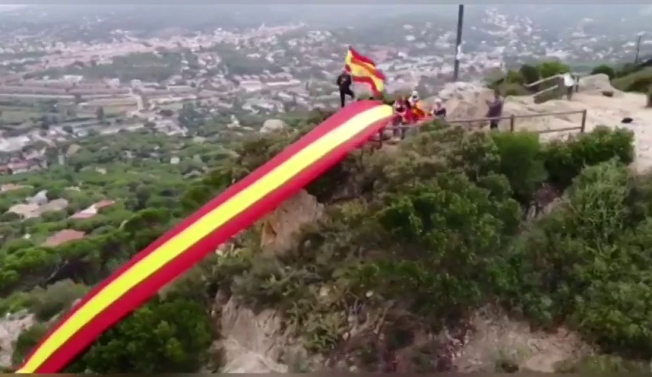Despliegan una bandera de España de 50 metros en el pico de una montaña de Barcelona Despliegan una bandera de España de 50 metros en el pico de una montaña de Barcelona