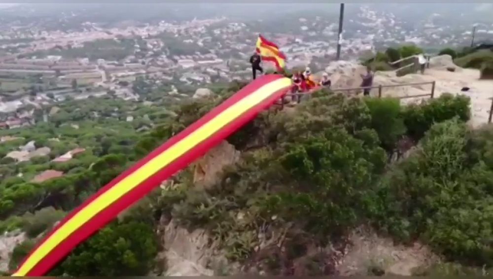 Despliegan una bandera de España de 50 metros en el pico de una montaña de Barcelona