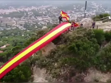 Despliegan una bandera de España de 50 metros en el pico de una montaña de Barcelona Despliegan una bandera de España de 50 metros en el pico de una montaña de Barcelona