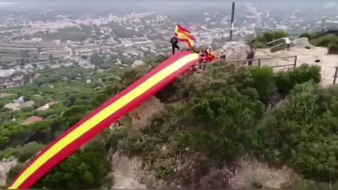 Despliegan una bandera de España de 50 metros en el pico de una montaña de Barcelona Despliegan una bandera de España de 50 metros en el pico de una montaña de Barcelona