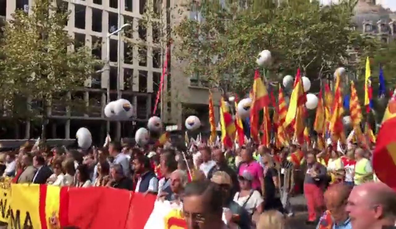 Miles de personas se manifiestan en Barcelona con motivo por el día de la Fiesta Nacional Miles de personas se manifiestan en Barcelona con motivo por el día de la Fiesta Nacional