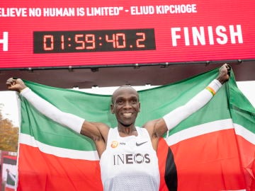 Kipchoge celebra su histórico récord en Viena