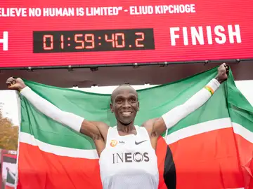 Kipchoge celebra su histórico récord en Viena Kipchoge celebra su histórico récord en Viena